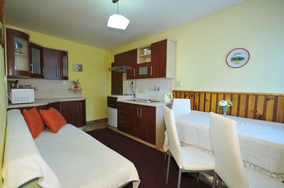 Apartmany Pod Troma Korunami Cerveny Klastor Ngoại thất bức ảnh